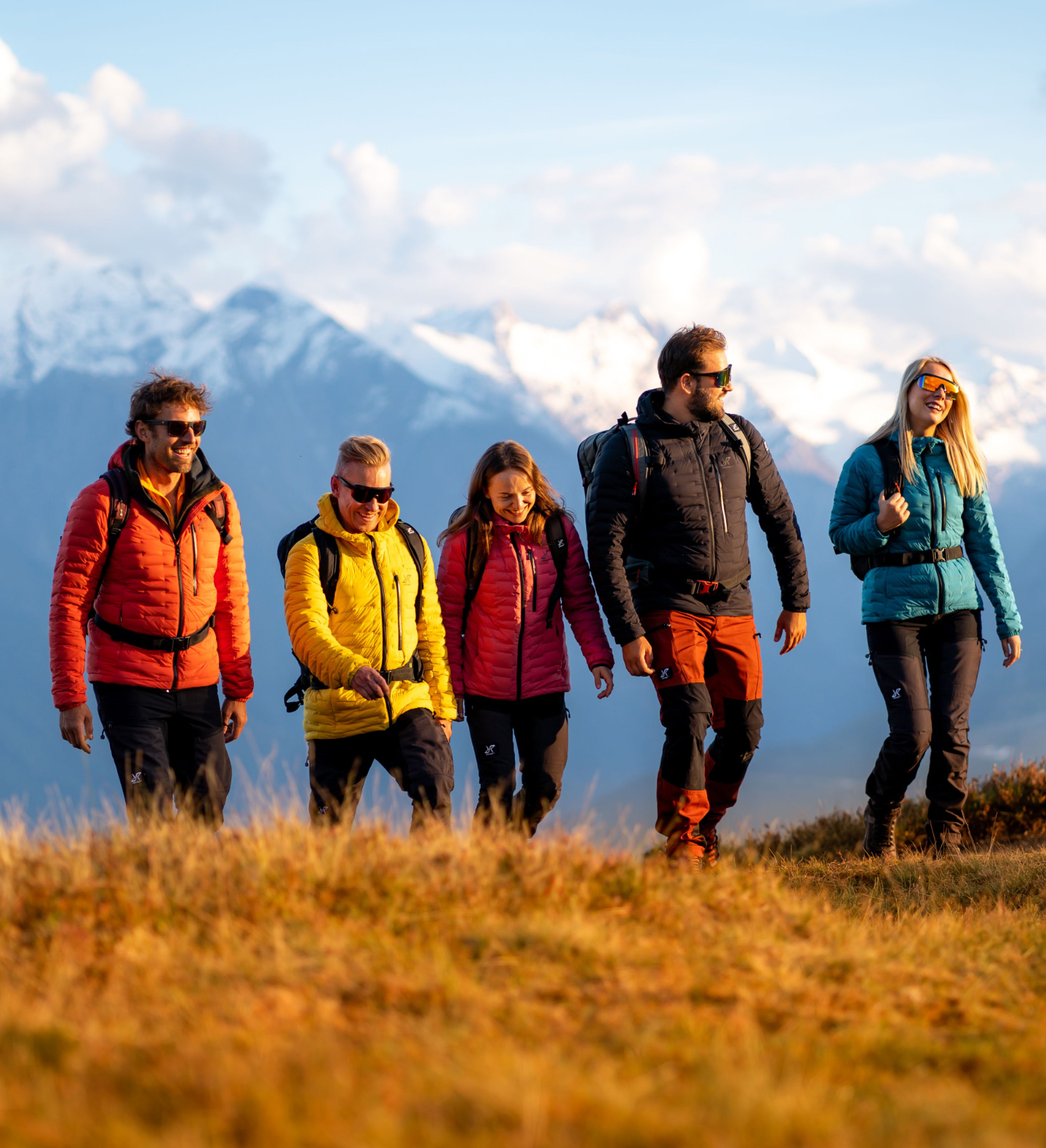 Färgglada hikers i de österrikiska fjällen med Flewx Down Jacket