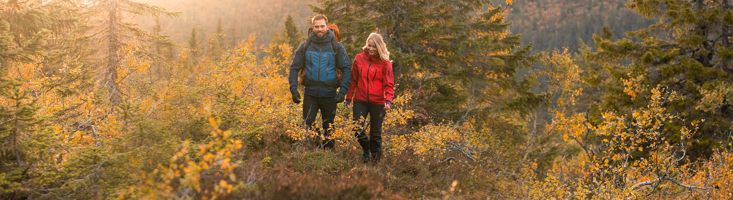 man och kvinna vandrar på hösten.jpeg